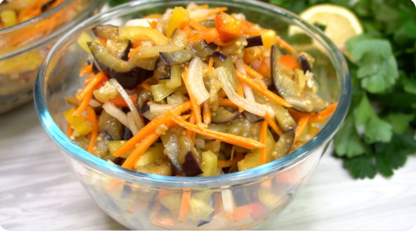 В сезон баклажанов этот салат в моем холодильнике — постоянный жилец. Холодильник без него кажется пустым...