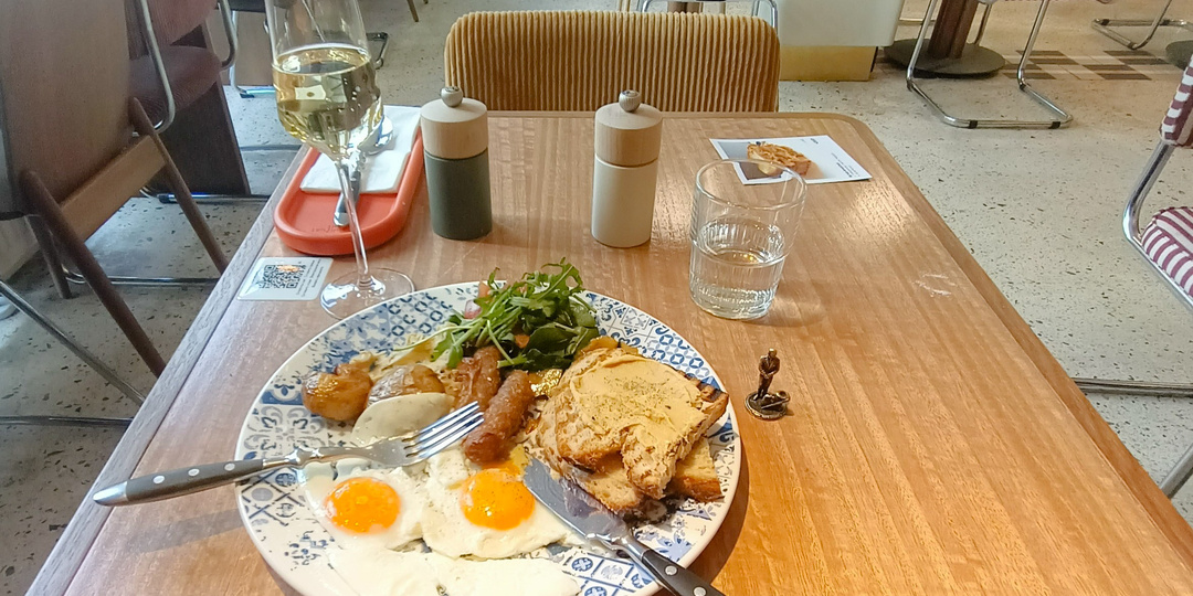 Чемпионский завтрак с утренним шампанским всего за 500₽ в новой кофейне Breakfast Unit в клубном доме на Горького