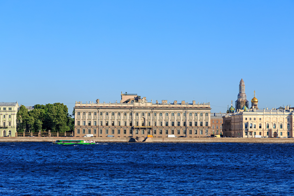 Панорамный вид на Мраморный дворец с набережной Невы, Санкт-Петербург. Источник: Shutterstock