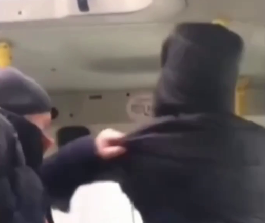 Весь автобус встал на защиту водителя после того, как иноземец скомандовал собаке на водителя