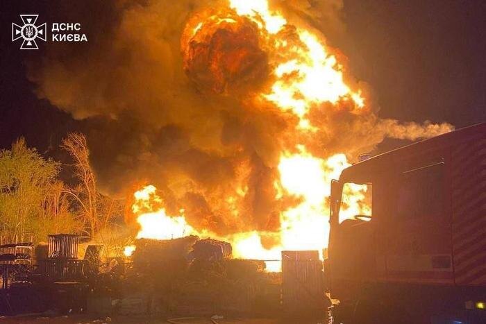 Работа пожарных на месте прилёта в Киеве. Фото © ДСНС Киева
