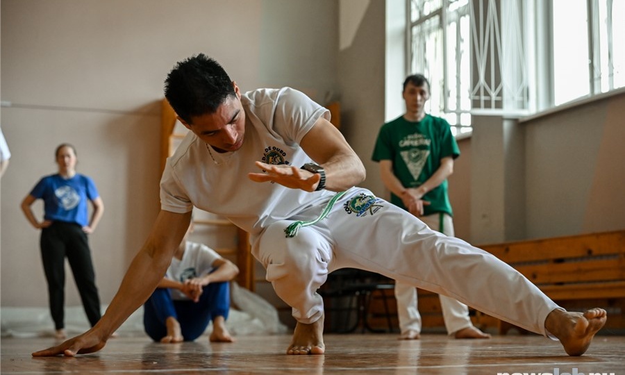 «Танец, который легко превращается в бой»: в Красноярске прошел мастер-класс бразильского тренера по капоэйре