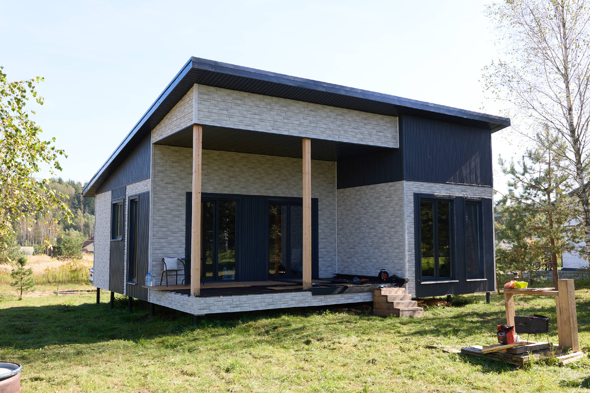 дом с сайдингом под дерево и камень