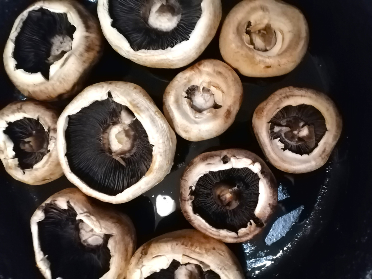 Фото 2. У меня формой периодически служит старая чугунная бабушкина сковорода советского производства
