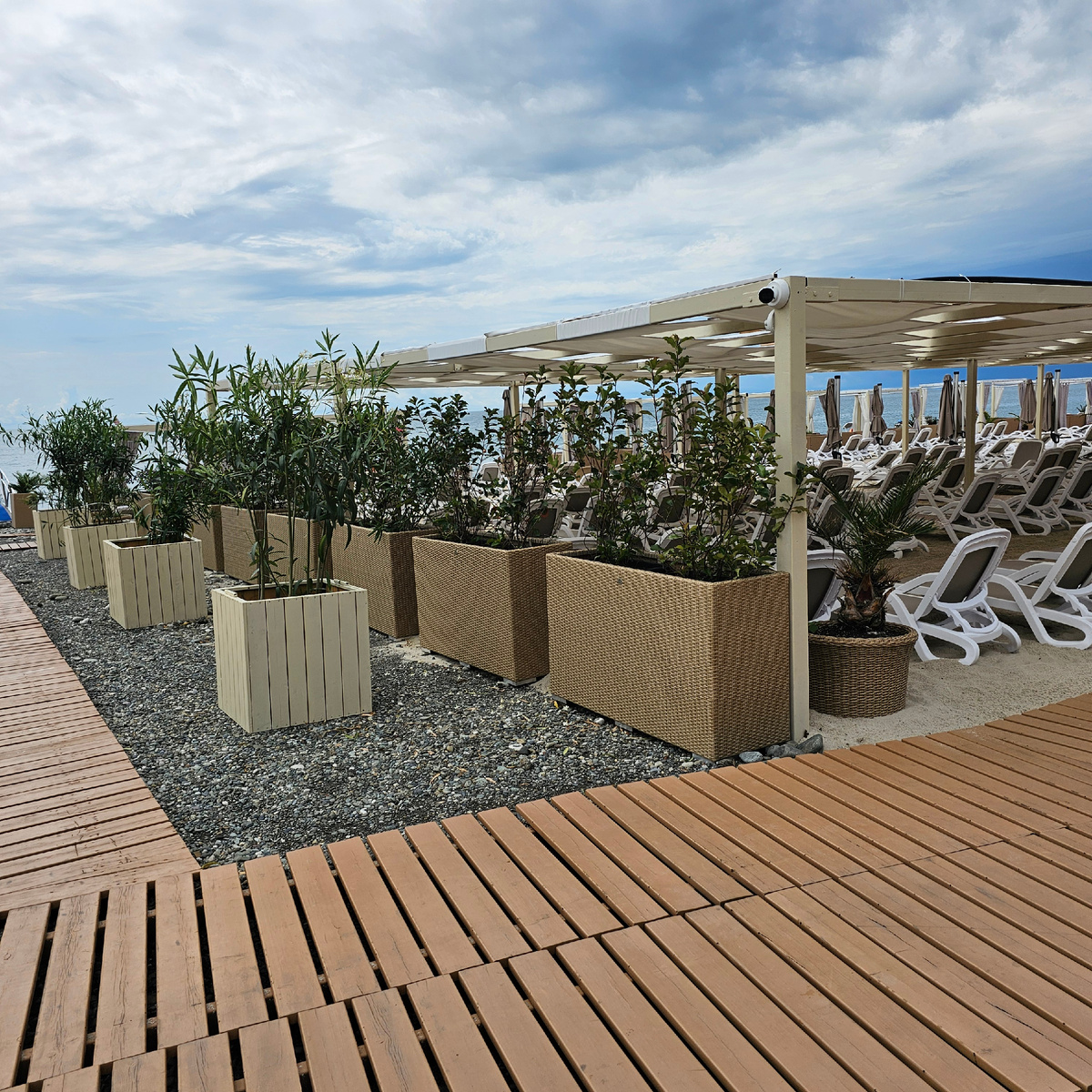 Кашпо из искусственного ротанга индивидуального размера, выполненое на каркасе из алюминия