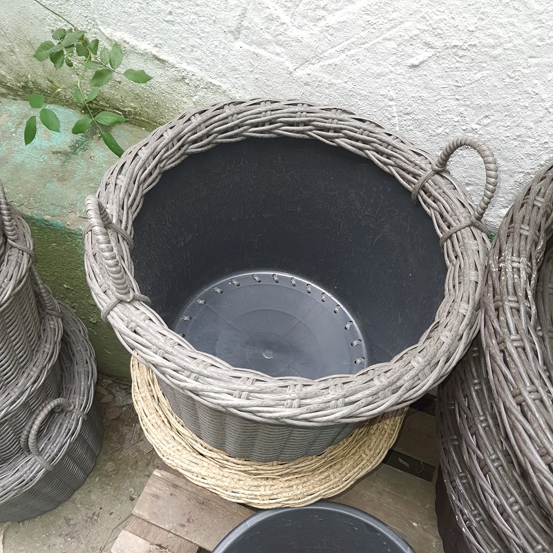 Кашпо круглое с внутренним техническим горшком.