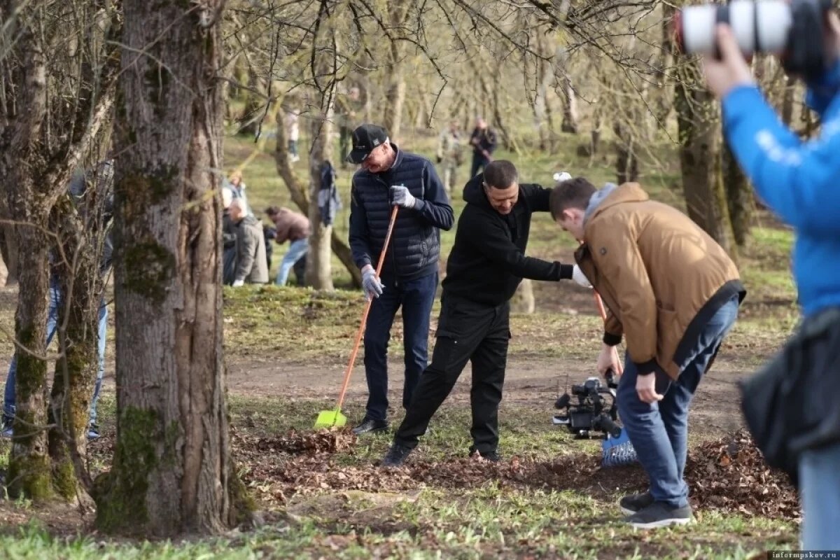    Около 800 человек приняли участие в массовом субботнике в Пскове