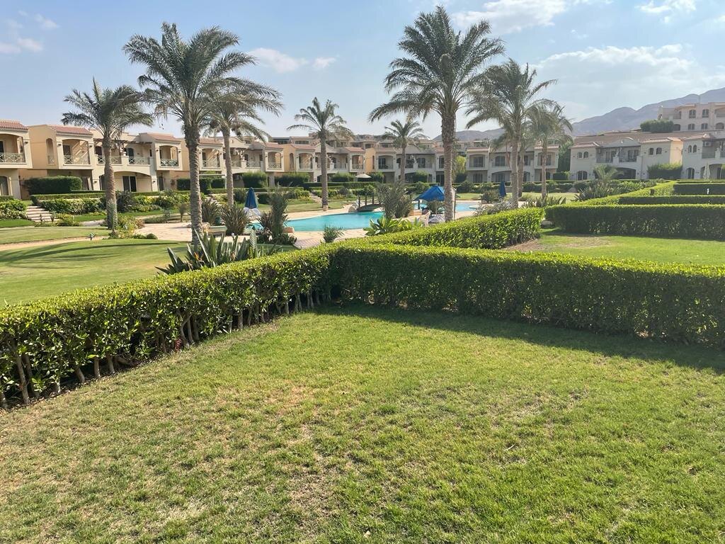 Такой вариант предложила Хеба.  Красиво, но зимой там бассейны холодные и все закрыто кроме моря