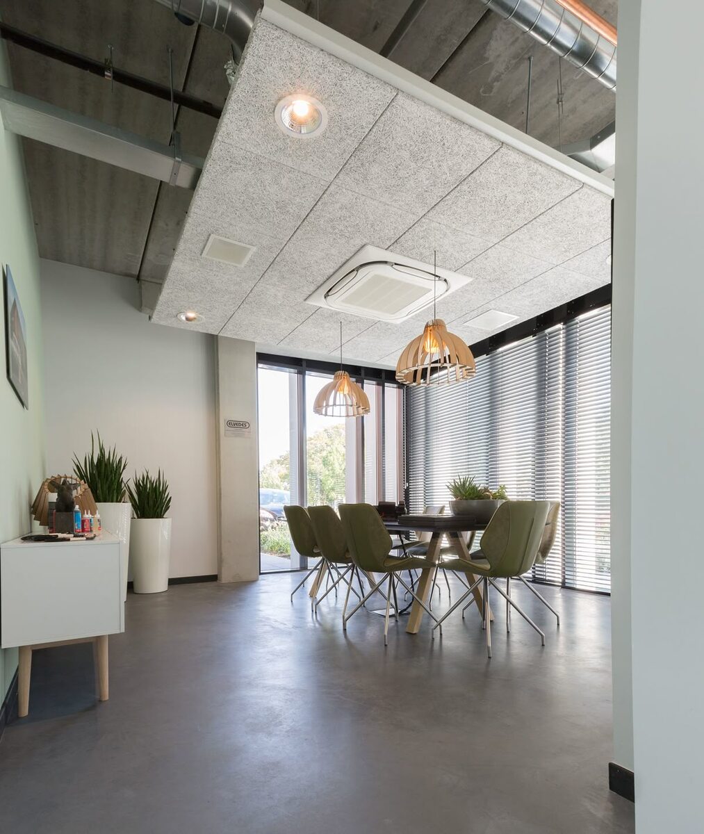 Потолок-фрагмент из фибролитловых плит на каркасе Т24