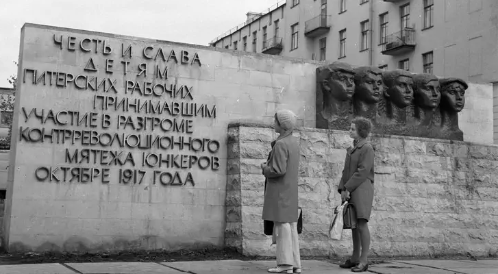 Памятник «Честь и слава детям питерских рабочих принимавшим участие в разгроме контрреволюционного мятежа юнкеров в октября 1917 года. Первоначальный вид.
