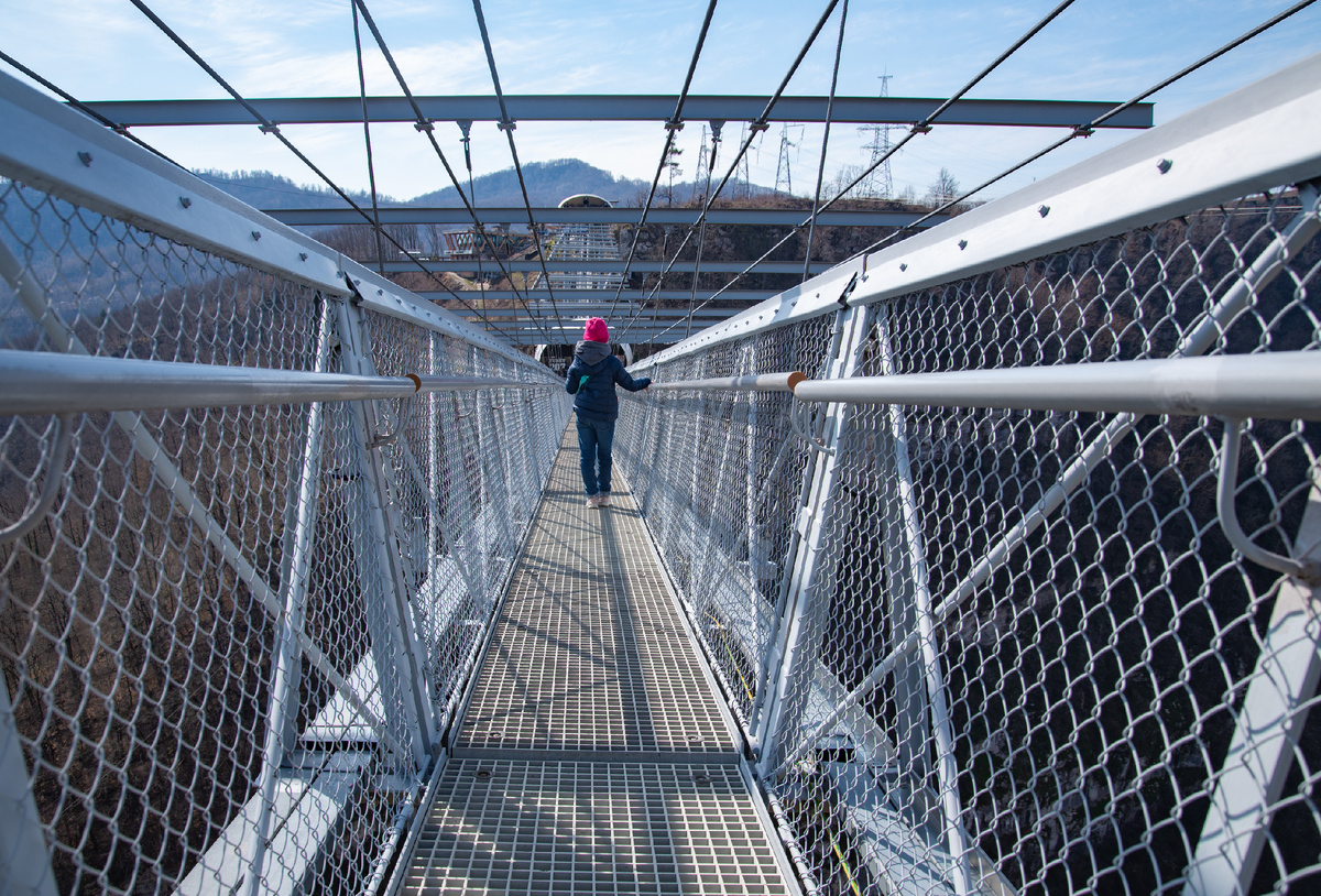 Девушка прогуливается по подвесному мосту в Скайпарке. Источник: Shutterstock