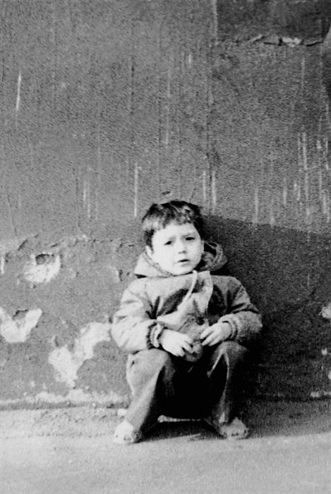 Никас Сафронов вырос в бедной семье.