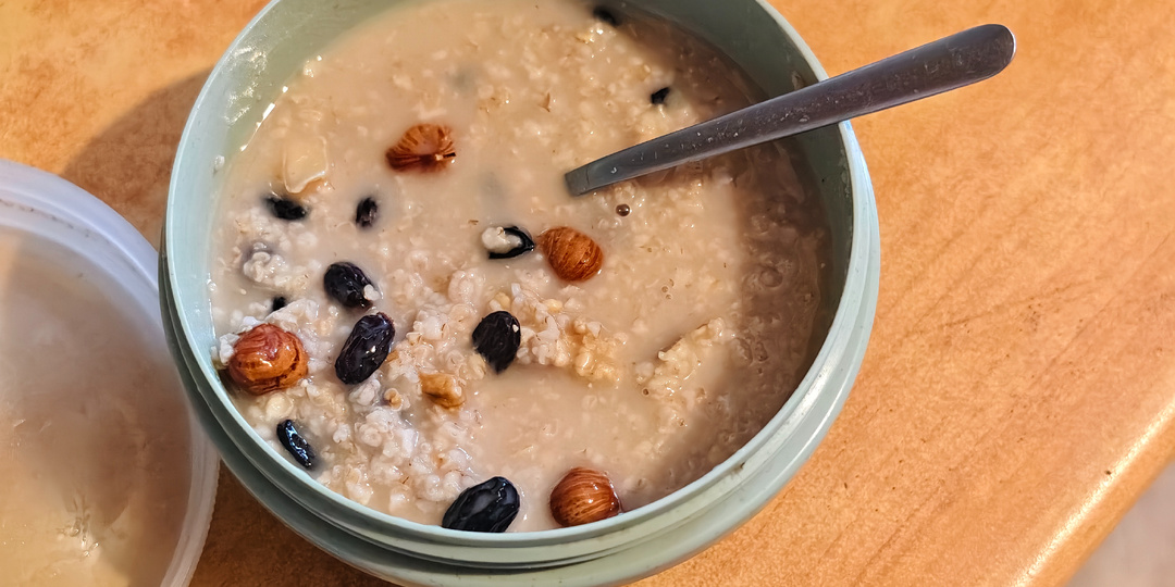 Походная овсянка с орехами и изюмом: 400 ккал утренней силы