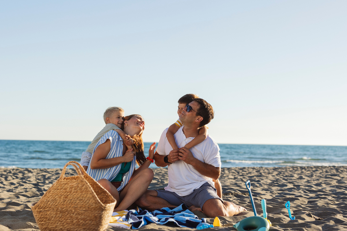 Семья наслаждается летним отдыхом на море. Источник: Shutterstock