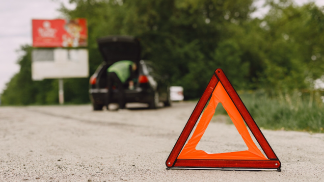Фото: https://ru.freepik.com/free-photo/car-with-problems-red-triangle-warn-other-road-users_8897457.htm#