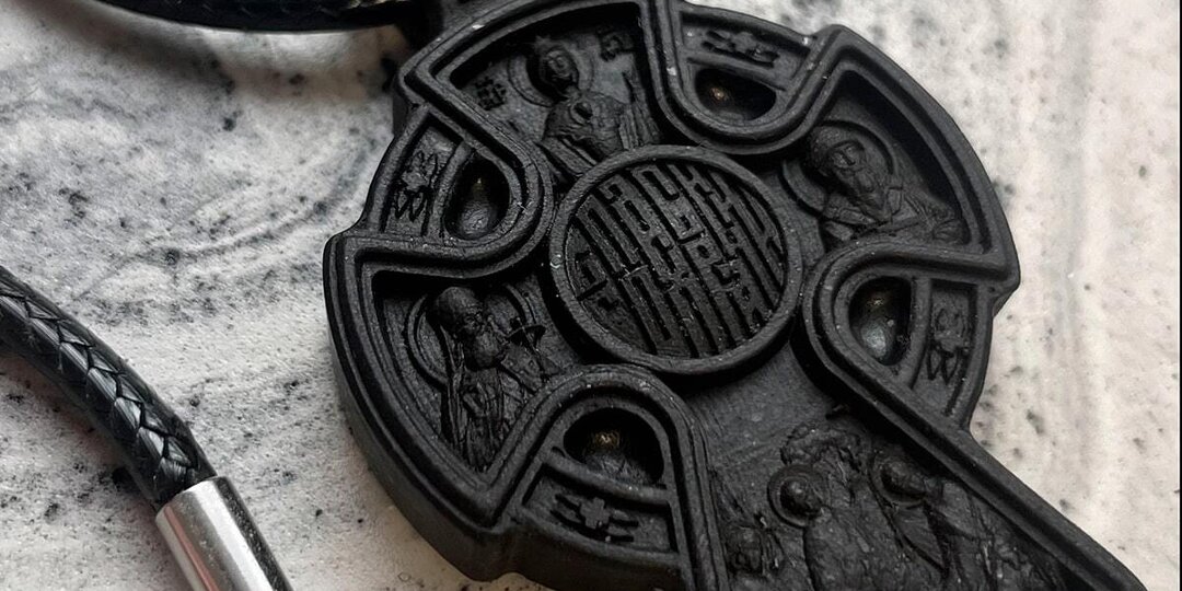 Как правильно носить крестик: советы и рекомендации