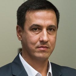    — По нашим наблюдениям, в центре Казани чаще арендуют офисы федеральные компании либо крупный бизнес, которым нужно подчеркнуть статус. Конечно, арендуя офис в центре города, арендатор сталкивается с проблемой парковок, однако у многих клиенты приезжают на такси или их привозит личный водитель, поэтому для потенциальных арендаторов данный фактор не столь критичен, — сказал изданию Садреев.