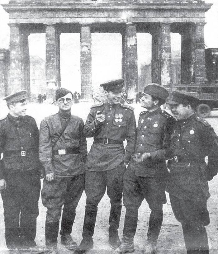 Фото из архива АиФ. Берлин, май 1945 года. Военкор Юрий Левин (в центре) с боевыми товарищами у Бранденбургских ворот