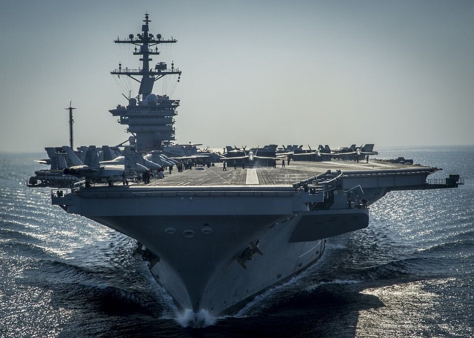     Авианосец ВМС США   
(сс0) skeeze