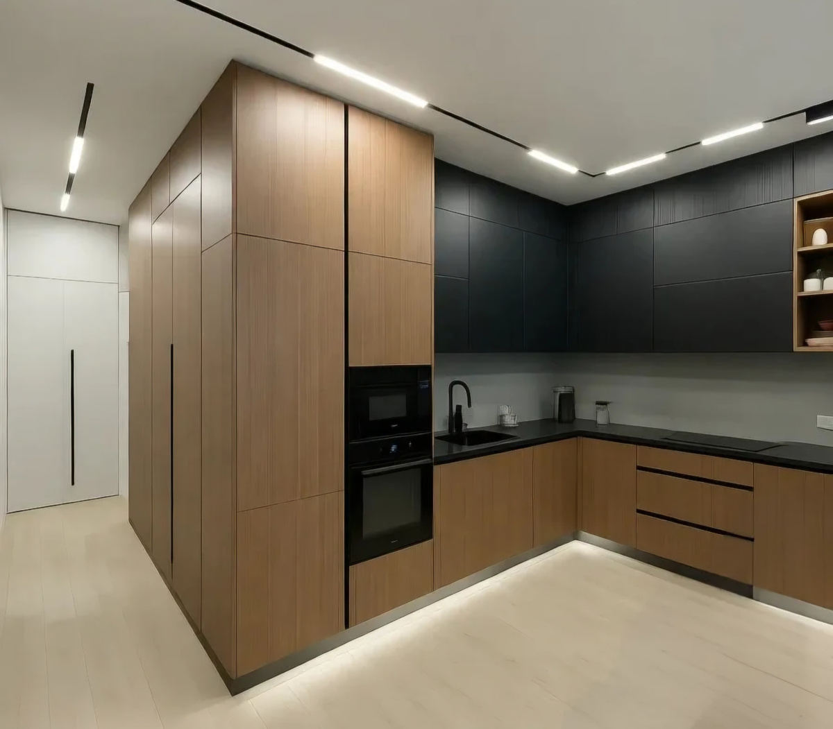 Кухня: корпус и текстурные фасады с имитацией дерева из ЛДСП складской программы. Верхние черные фасады из МДФ с эмалью. Слева встроенный шкаф с распашными дверями. Фото нашей работы.