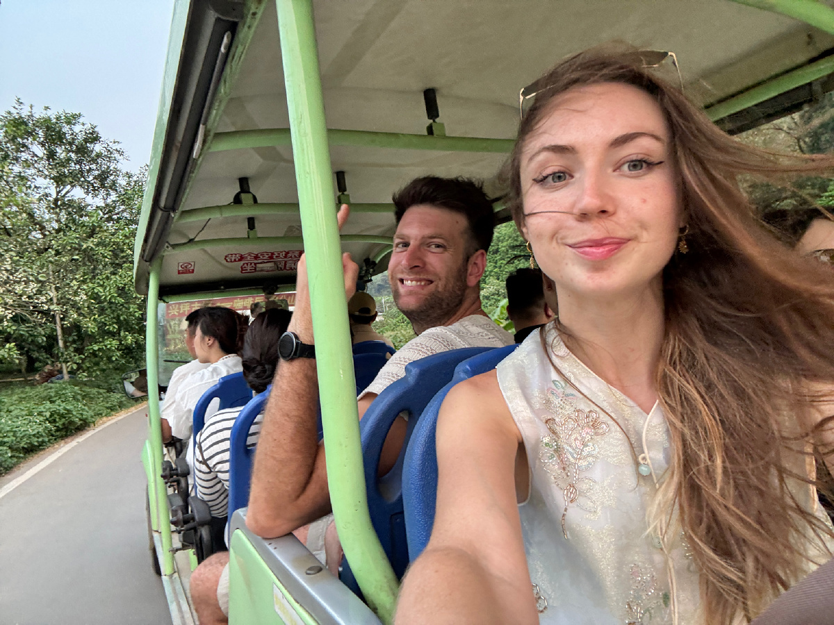 Муж, правда, оправдывает Японию, говоря, что Япония в разы меньше, мол, неудивительно, что красивых мест и такого разнообразия, как в Китае, быть в принципе не может, но… для меня, дело не в количестве интересных мест, а в самом настроении путешествия, в контакте с местными жителями, в том, как себя чувствуешь в каждой из этих стран. В Японии я чувствовала себя чужаком, контакт с японцами был минимален, они словно отвергают тебя, а китайцы очень дружелюбные и более «теплые» 