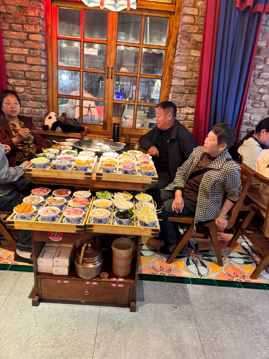 Хот пот тоже недешевое удовольствие. Но для китайцев это не ежедневная еда, а что-то более праздничное.