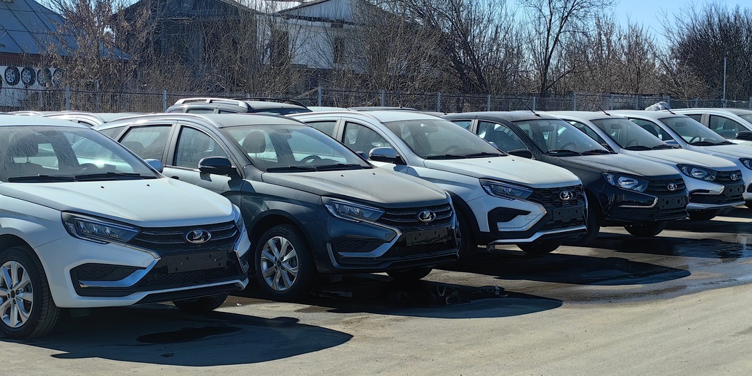 "Автомобильная нищета": Почему россияне обречены ездить на «ведрах», даже когда рынок вроде бы «растет»