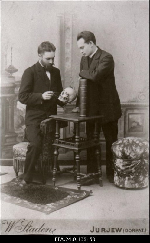 Врач Эдуард Альвер (слева) и Константин Пятс, 1902 год.