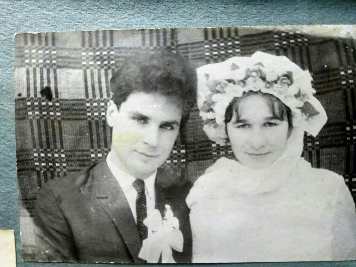 Фото из архива: дедушка и бабушка на своей свадьбе