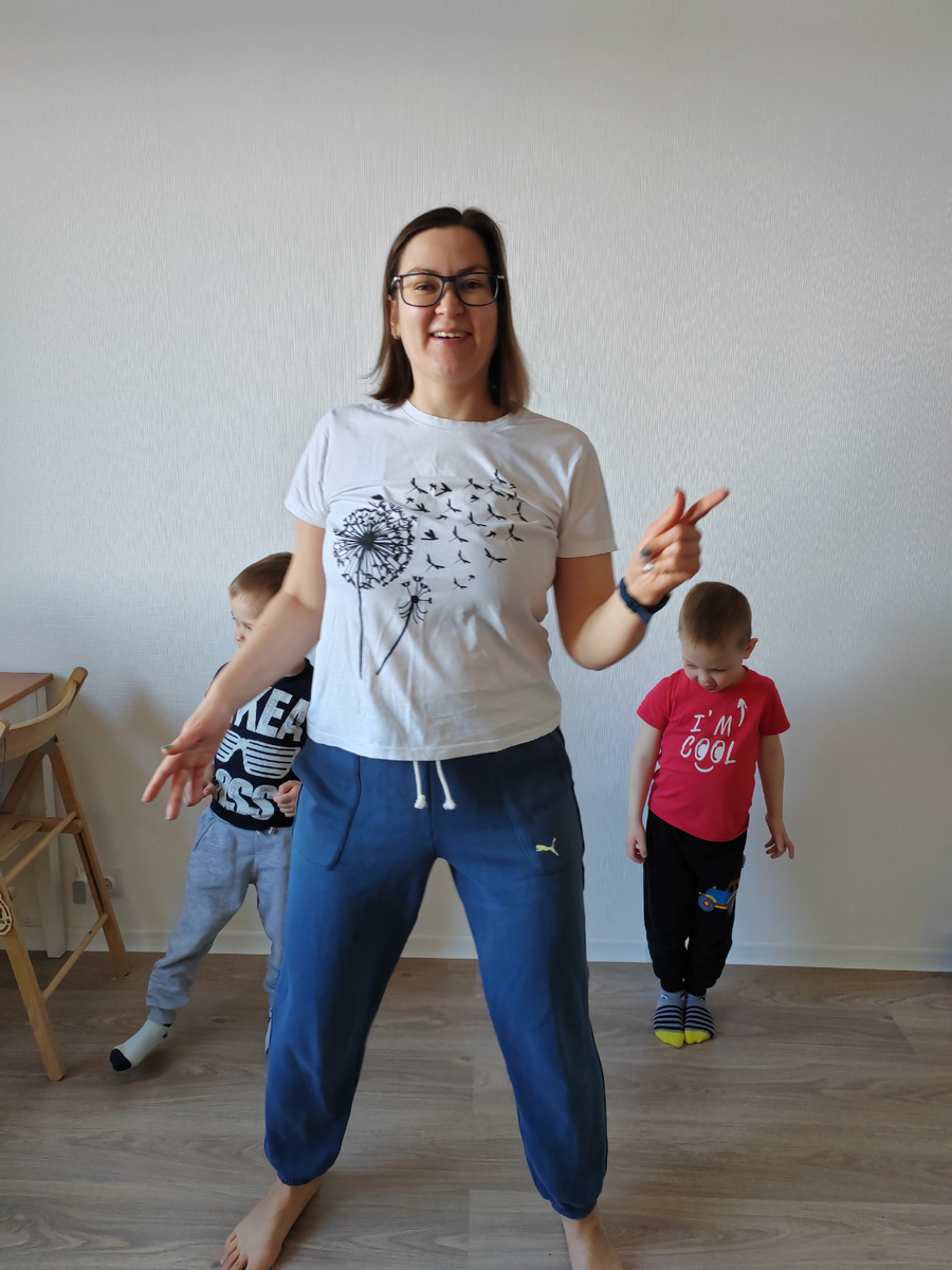 Пытаемся широко шагнуть вбок под музыку