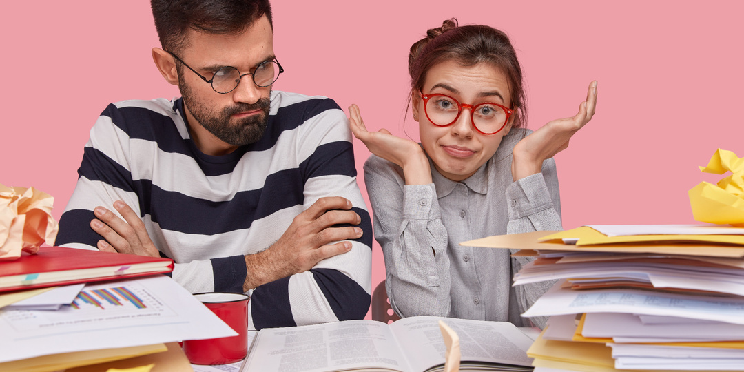 «Ребенок только подписал имя»: Кому на самом деле ставят оценки в начальной школе?