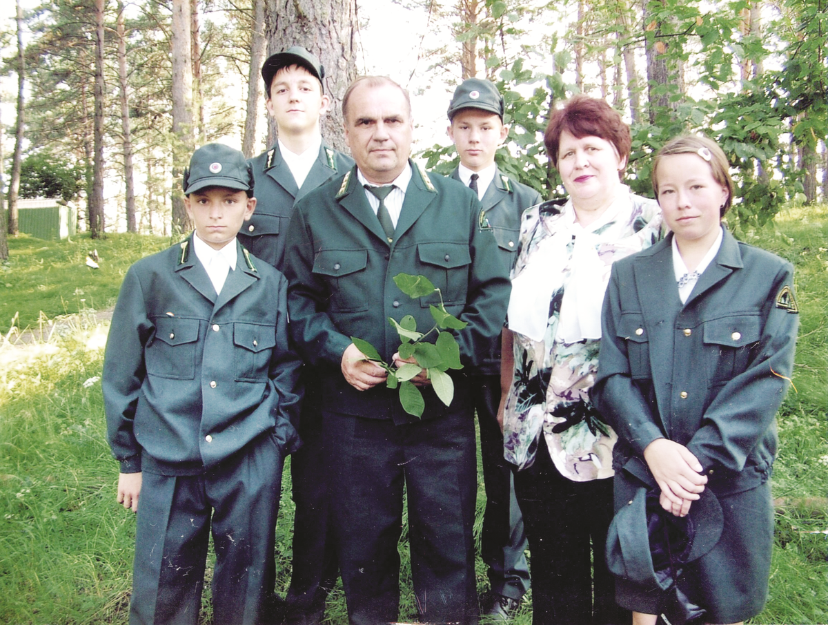 Таисия Леонтьевна со своими воспитанниками – юными экологами и руководителем Абанского лесничества Виктором Гавриловичем Юшковым.