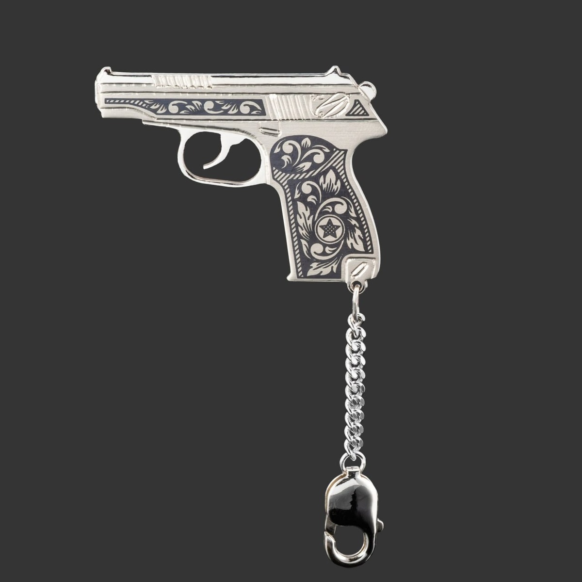 Брелок "Макар", серебро 925 пробы, чернение; шнурок из ювелирного каучука; в подарочном футляре, Российская Федерация, 2025 г.