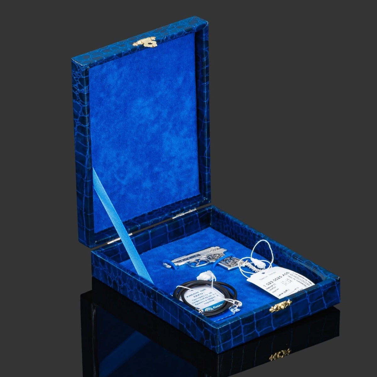 Брелок "Макар", серебро 925 пробы, чернение; шнурок из ювелирного каучука; в подарочном футляре, Российская Федерация, 2025 г.