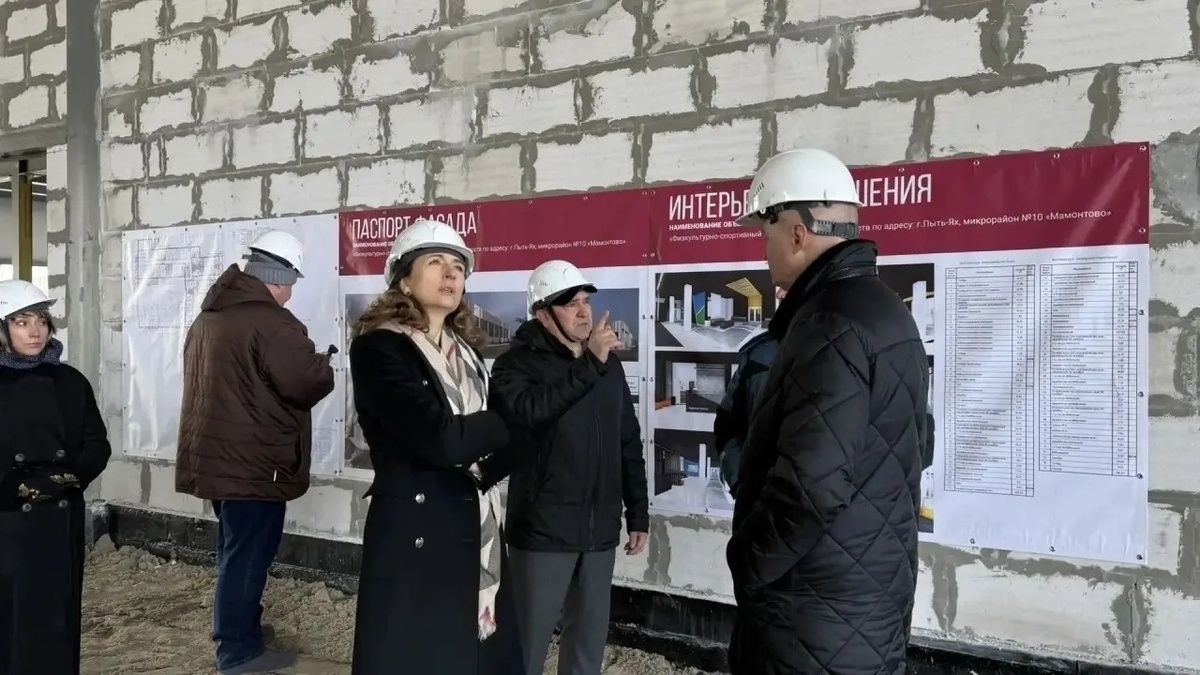 Сейчас специалисты занимаются утеплением кровли, монтажом внутренних перегородок из блоков, устройством крылец.