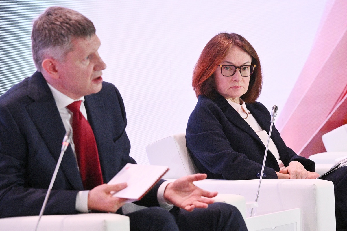    Министр экономического развития РФ Максим Решетников и председатель Банка России Эльвира Набиуллина на сессии "Формула роста российского рынка капитала: стабильность, открытость, доверие" форума Московской биржи 2026./ Кирилл Зыков/ РИА Новости