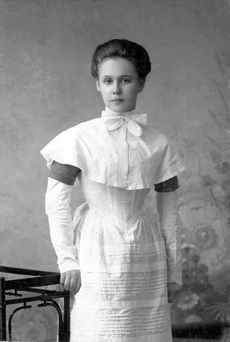 Пансионерка Александровского института (СПб) около 1900 г.