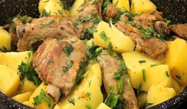 Свиные рёбрышки с картошкой на сковороде.