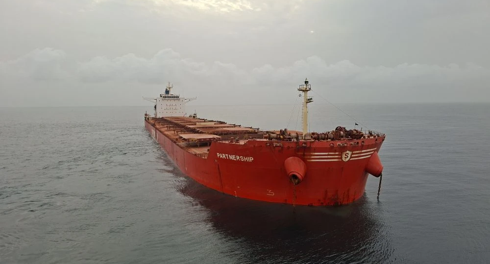 Красный цвет корпуса выделяет судно в порту, на рейде. Он как дорогой костюм на переговорах: не кричит, но запоминается.