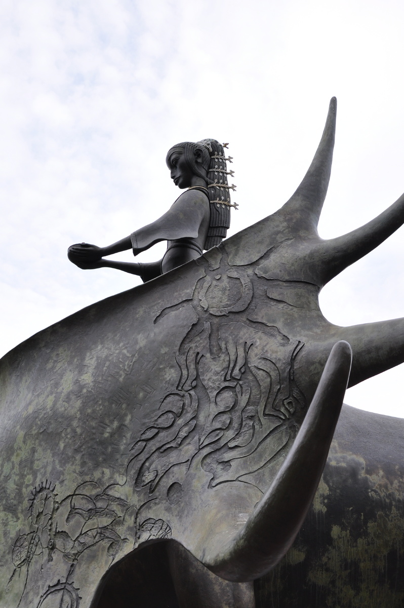 Скульптура Даши Намдакова «Золотая Шория» в городе Таштаголе. 