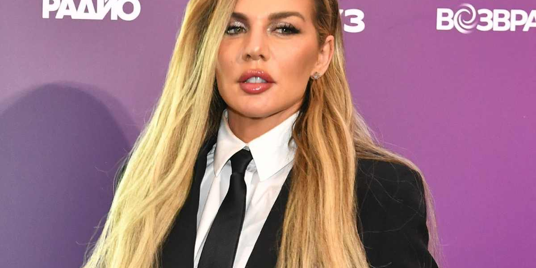 «Псевдотраур закончился?»: почему Анна Седокова прячет лицо нового мужчины и кто он такой