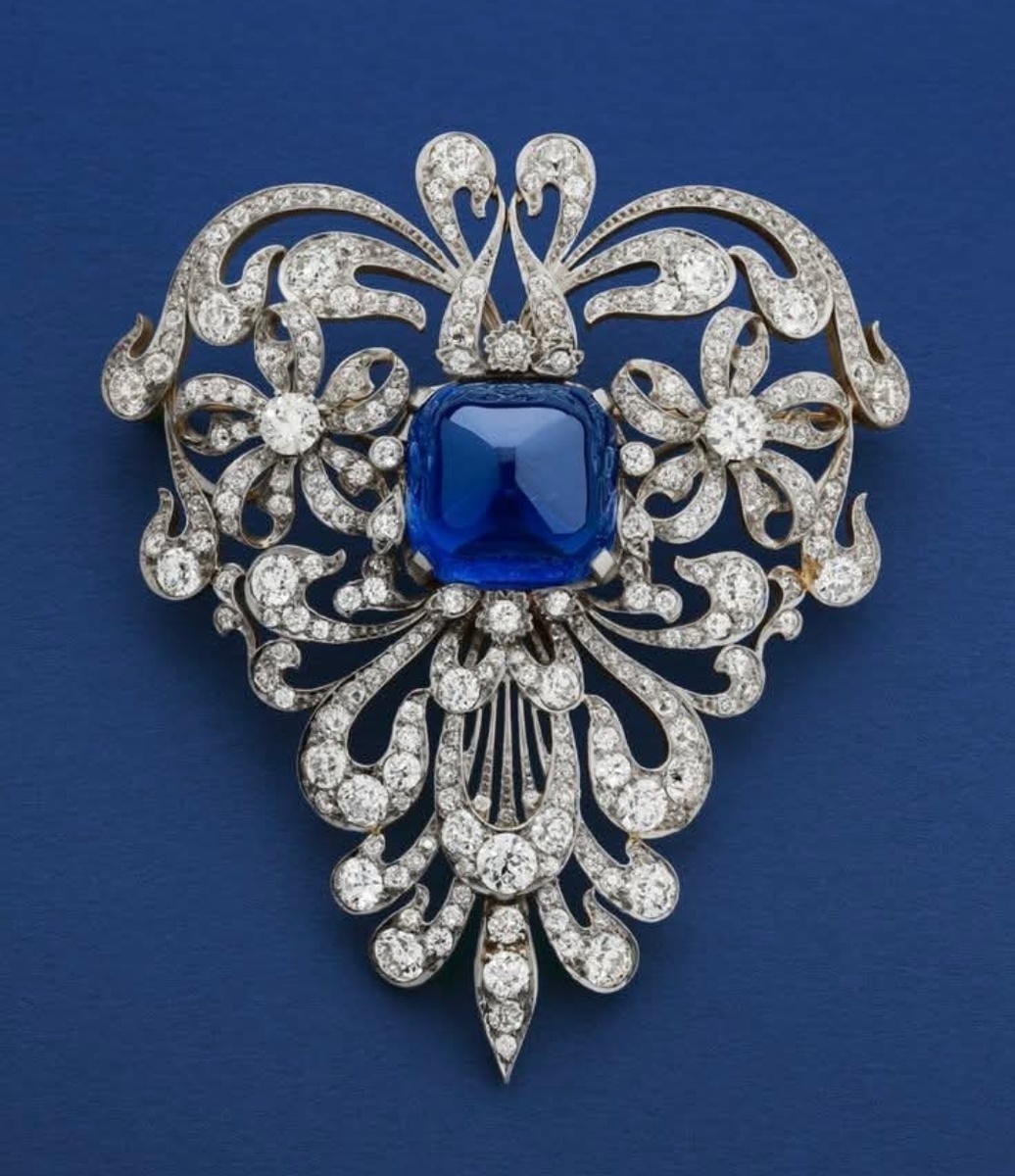 Брошь с сапфиром и бриллиантами.
