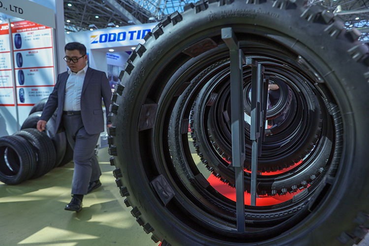    После рекорда 2024 года, когда в Россию завезли 25,8 млн легковых шин из-за рубежа, в 2025-м поступило еще 25,4 млн штук.   
Фото: © Shatokhina Natalia/news.ru / www.globallookpress.com