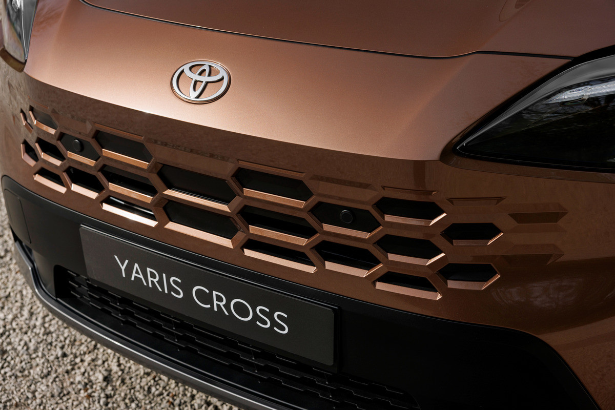Оформление передней части обновленного в 2026 году Toyota Yaris Cross