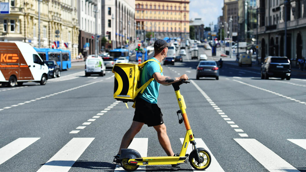 Это не он, конечно. И жёлтый дом другой в конце улицы. Но самокат и короб похожи!