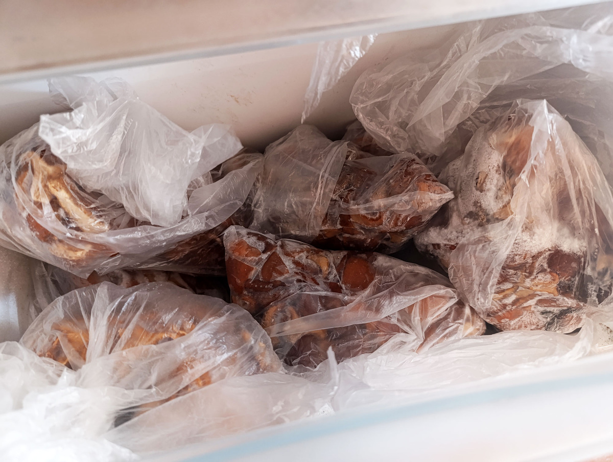 Замороженные отварные грибы в морозилке