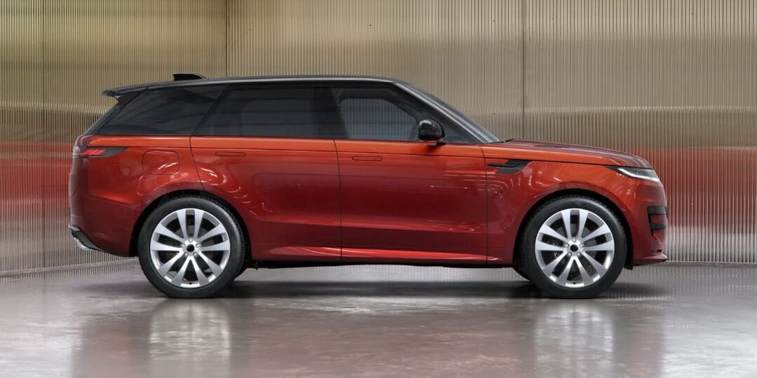 Range Rover Sport встречает своё 20-летие в оранжевом