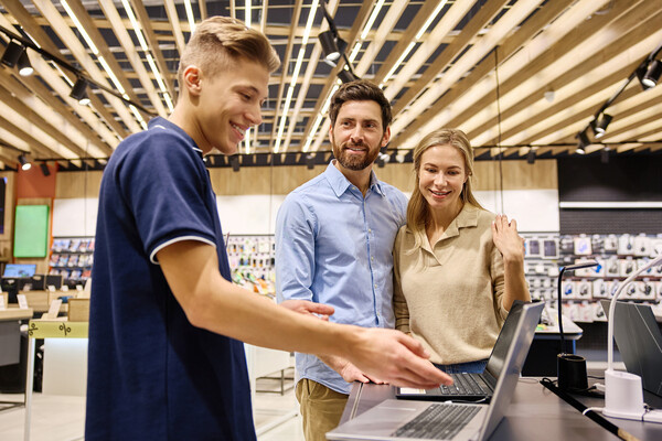 Покупатели выбирают ноутбук в магазине электроники / ORION PRODUCTION/Shutterstock/FOTODOM   📷