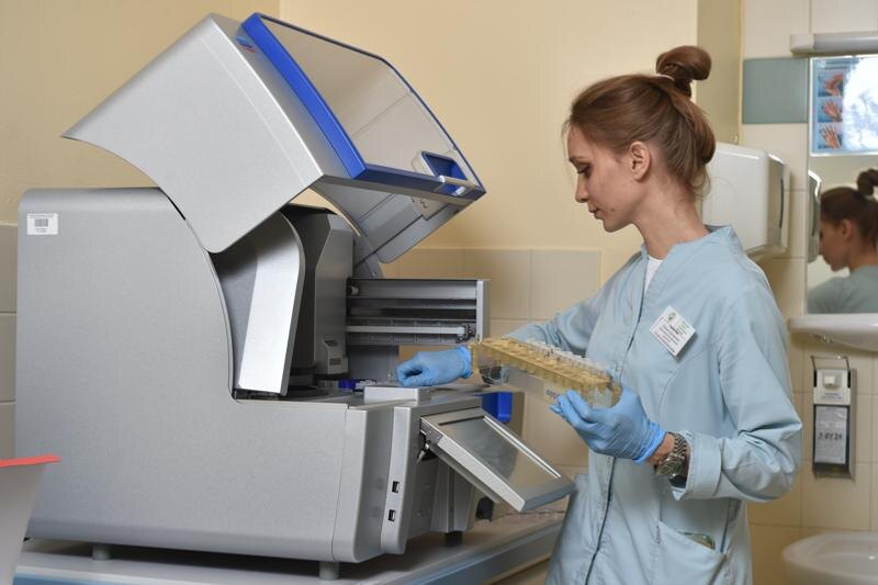    Фото в материале пресс-службы Благотворительного фонда «Дети России». Сотрудница онкоцентра и аппарат для исследований