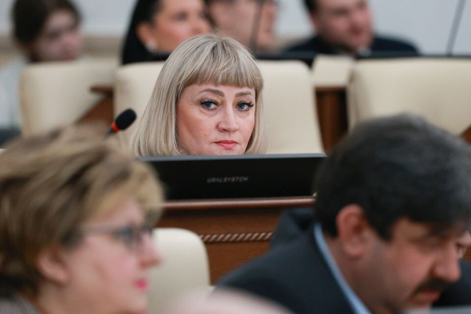    Депутат Людмила Клюшникова на мартовской сессии АКЗС. 2026. Источник: Олег Укладов